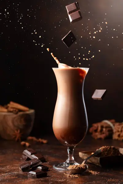 Pezzi Cioccolato Fondente Cadono Bicchiere Bevanda Cacao Creando Una Bella Fotografia Stock