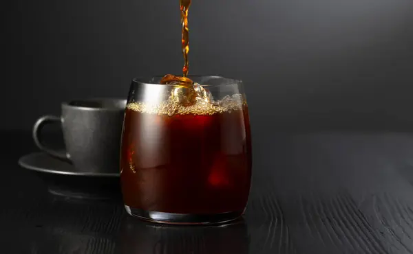 Eiskaffee Und Eine Tasse Schwarzen Kaffee Auf Einem Schwarzen Holztisch Stockbild