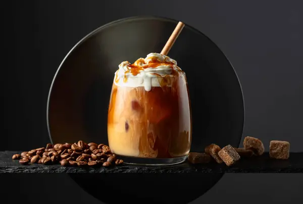 Eiskaffee Mit Schlagsahne Und Karamellsoße Auf Schwarzem Hintergrund Eisgetränk Mit Stockbild