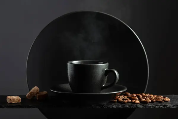 Tasse Schwarzen Kaffee Mit Kaffeebohnen Und Braunem Zucker Kaffee Mit Stockfoto
