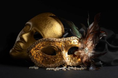 Altın Venedik karnaval maskeleri. Siyah arkaplanda klasik maskeler.
