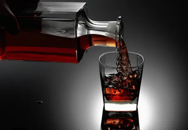 Whisky Est Versé Une Carafe Dans Verre Congelé Avec Glace Photos De Stock Libres De Droits