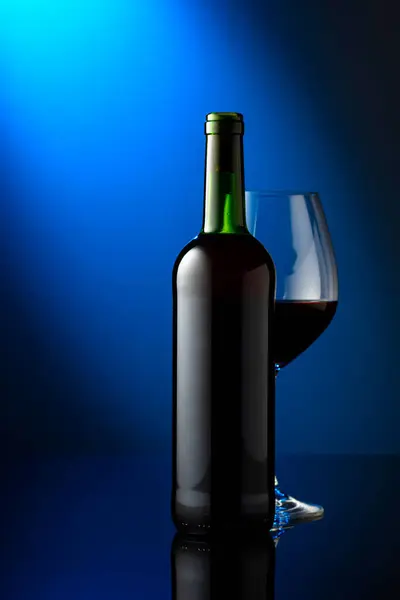 Glass Bottle Red Wine Blue Background Frontal View Space Your Rechtenvrije Stockafbeeldingen