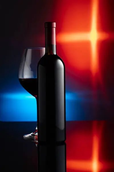 Glas Fles Rode Wijn Een Zwarte Reflecterende Achtergrond Vooraanzicht Met Stockfoto