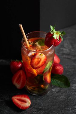 Buzlu çay ya da buzlu, naneli ve çilekli ferahlatıcı bir yaz içeceği..