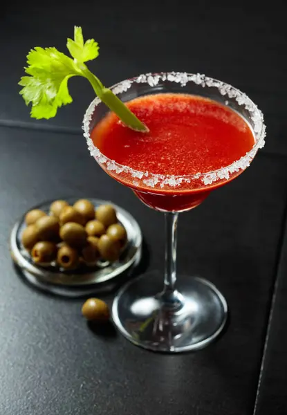 Bloody Mary Cocktail Dengan Seledri Dan Zaitun Hijau Kaca Ini Stok Foto