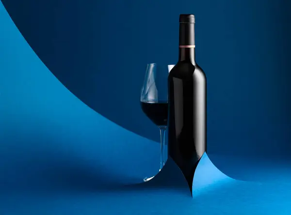 Fles Glas Rode Wijn Een Blauwe Achtergrond Kopieerruimte Stockfoto