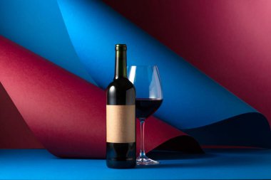 Şişe ve bir bardak kırmızı şarap. Eski boş bir şişede. Metnin için boşluk kopyala.