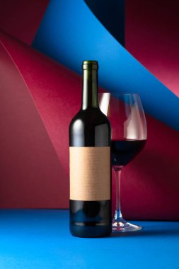 Şişe ve bir bardak kırmızı şarap. Eski boş bir şişede. Metnin için boşluk kopyala.