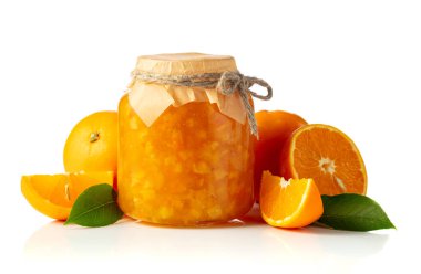 Cam kavanozda portakal reçeli ve beyaz arka planda taze meyveler..
