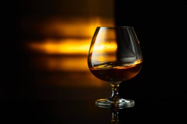 Fotokopi alanı olan siyah bir arkaplanda brendi keskin nişancısı.