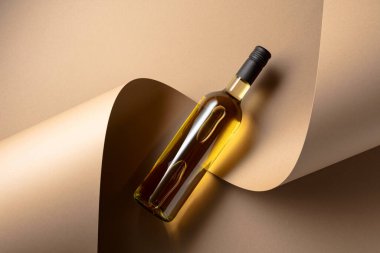 Bej arka planda bir şişe beyaz şarap. Üst Manzara. Boşluğu kopyala.