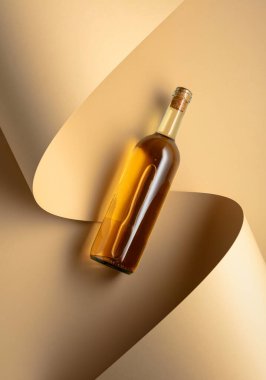 Bej arka planda bir şişe beyaz şarap. Üst Manzara. Boşluğu kopyala.