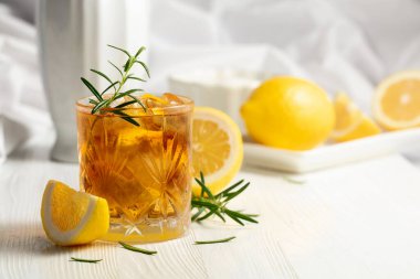 Buzlu çay ya da buzlu, biberiyeli ve limonlu alkollü kokteyl. Taze, sağlıklı, soğuk limon suyu. Buzlu ve limonlu çay..