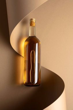 Bej arka planda bir şişe beyaz şarap. Üst Manzara. Boşluğu kopyala.
