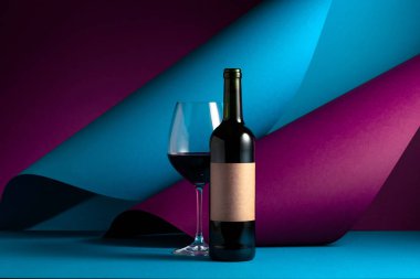 Şişe ve bir bardak kırmızı şarap. Eski boş bir şişede. Metnin için boşluk kopyala.