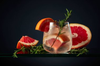 Buzlu, greyfurtlu, biberiyeli ve buzlu cin tonik..