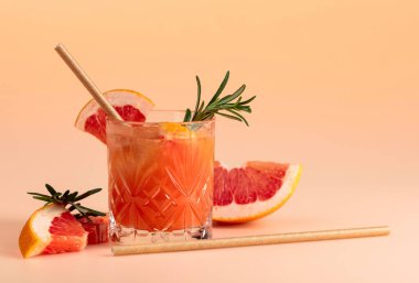 Kristal bardakta greyfurt, biberiye ve buzlu yaz kokteyli. Boşluğu kopyala.