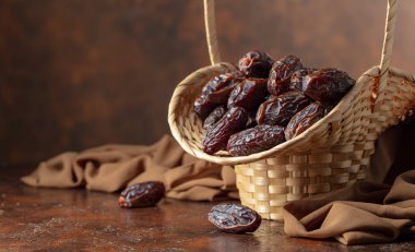 Kahverengi arka planda eski bir sepetteki tarihler. Boşluğu kopyala.