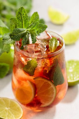 Küba kokteyli, rom, kola, nane ve limon. Soğuk serinletici içecek, sisli bardaktaki doğal buzla birlikte..