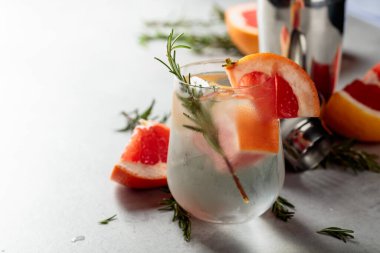 Doğal buzlu, greyfurtlu ve biberiyeli dondurulmuş içecek. Boşluğu kopyala.