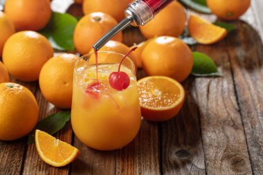 Klasik tekila gündoğumu kokteyli, portakal suyu ve nar şurubu katmanlı, bir şişe maraska kirazıyla süslenmiş. Grenadine kokteyl ile bardağa doldurulur..