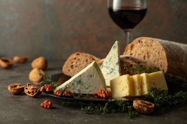Peynir, ekmek, kırmızı şarap ve ceviz. Geleneksel Akdeniz atıştırmalıkları.