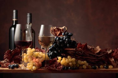 Beyaz ve kırmızı şarap, eski ahşap masada bir demet üzümle. Boşluğu kopyala.