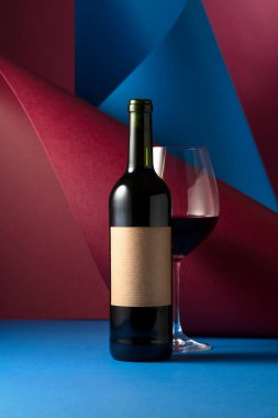 Şişe ve bir bardak kırmızı şarap. Eski boş bir şişede. Metnin için boşluk kopyala.