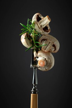 Çatallı biberiyeli taze beyaz şampiyonlar..