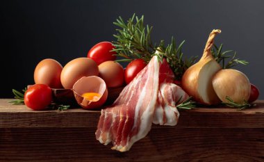 Yumurtalı, domatesli, soğanlı ve biberiyeli domuz pastırması..