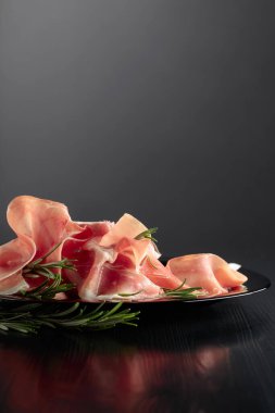 İtalyan jambonu ya da siyah tabakta biberiyeli İspanyol jamonu. Boşluğu kopyala.