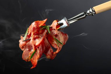 Kızarmış pastırma ve çatallı biberiye. Boşluğu kopyala.