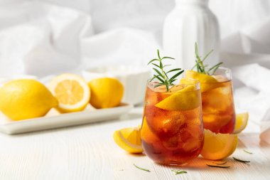 Buzlu çay ya da buzlu, biberiyeli ve limonlu alkollü kokteyl. Taze, sağlıklı, soğuk limon suyu. Buzlu ve limonlu çay..