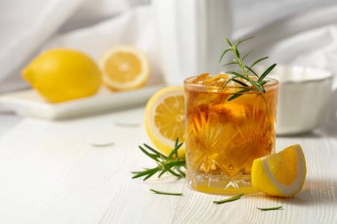 Buzlu çay ya da buzlu, biberiyeli ve limonlu alkollü kokteyl. Taze, sağlıklı, soğuk limon suyu. Buzlu ve limonlu çay..