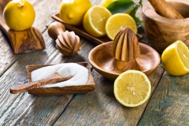 Olgun limon ve eski ahşap bir masa üzerinde sıkacağı .