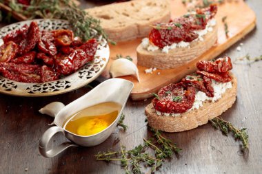 Ricotta, güneşte kurutulmuş domates ve kekik. Geleneksel Akdeniz atıştırması.