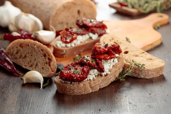 Ricotta, güneşte kurutulmuş domates ve kekik. Geleneksel Akdeniz atıştırması.