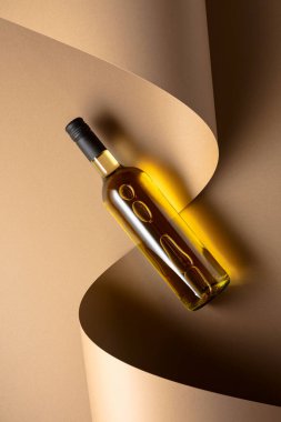 Bej arka planda bir şişe beyaz şarap. Üst Manzara. Boşluğu kopyala.