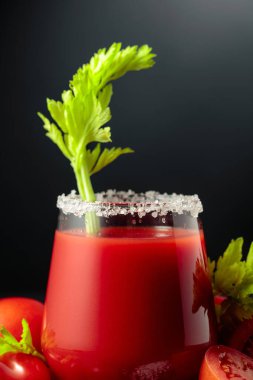 Taze domates suyu ya da kerevizli Bloody Mary kokteyli. Deniz tuzuyla süslenmiş cam..