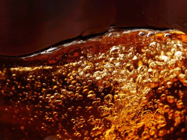 Bira bardağa doldurulur. Macro hareket halinde..