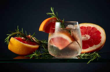 Buzlu, greyfurtlu, biberiyeli ve buzlu cin tonik..
