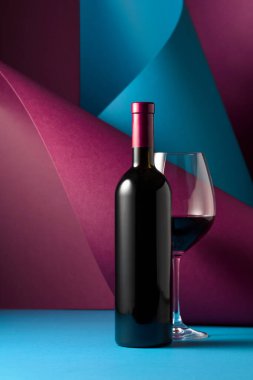 Şişe ve bir bardak kırmızı şarap. Metnin için boşluk kopyala.