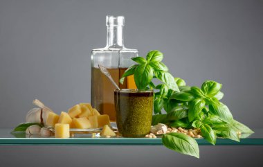 Pesto sosu ve malzemeler cam bir masada. Geleneksel İtalyan pesto tarifi. Boşluğu kopyala.