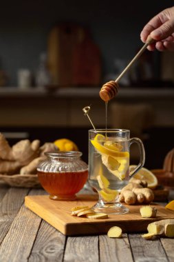 Eski ahşap bir masada limonlu ve ballı zencefil çayı. Boşluğu kopyala.
