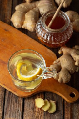 Mutfak masasında limonlu ve ballı zencefilli çay..