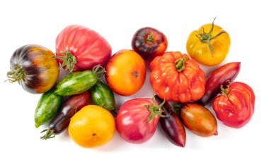 Beyaz arka planda izole edilmiş farklı domates çeşitleri.