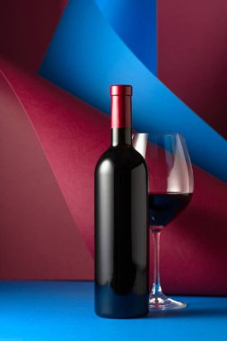 Şişe ve bir bardak kırmızı şarap. Metnin için boşluk kopyala.