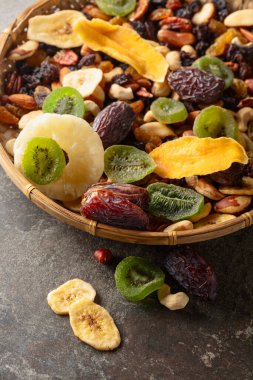 Kurumuş tropikal meyveler, çeşitli fındıklar ve kuru üzümler..