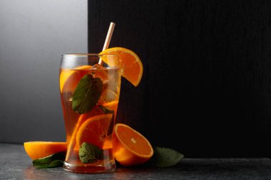 Buzlu çay ya da buz, nane ve portakallı ferahlatıcı bir yaz içeceği. Boşluğu kopyala.